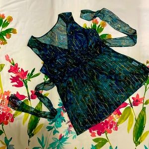 NEW WITHOUT TAGS Sheer top with ties